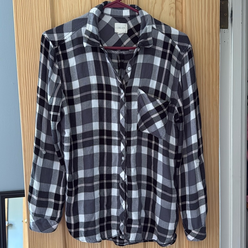 Id:23 light weight flannel shirt, size M